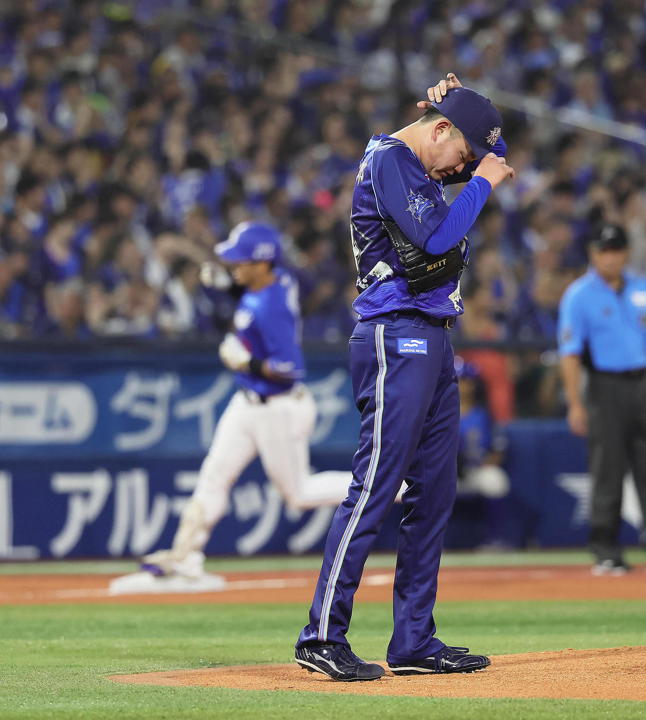 DeNA対中日　6回表中日2死一塁、板山（後方）に右越え2点本塁打を浴びた石田裕（撮影・足立雅史）