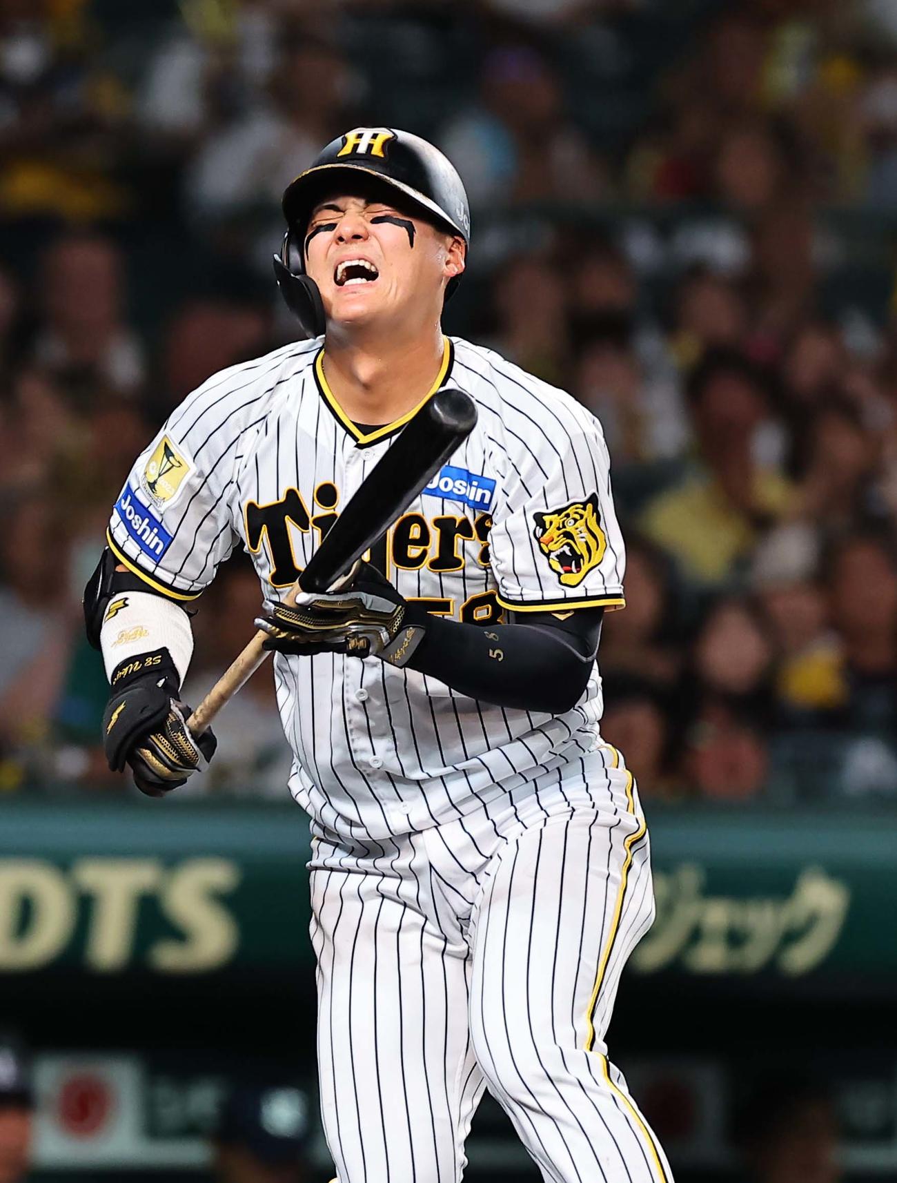 阪神対ヤクルト　8回裏阪神1死三塁、前川は三振に倒れる（撮影・上田博志）