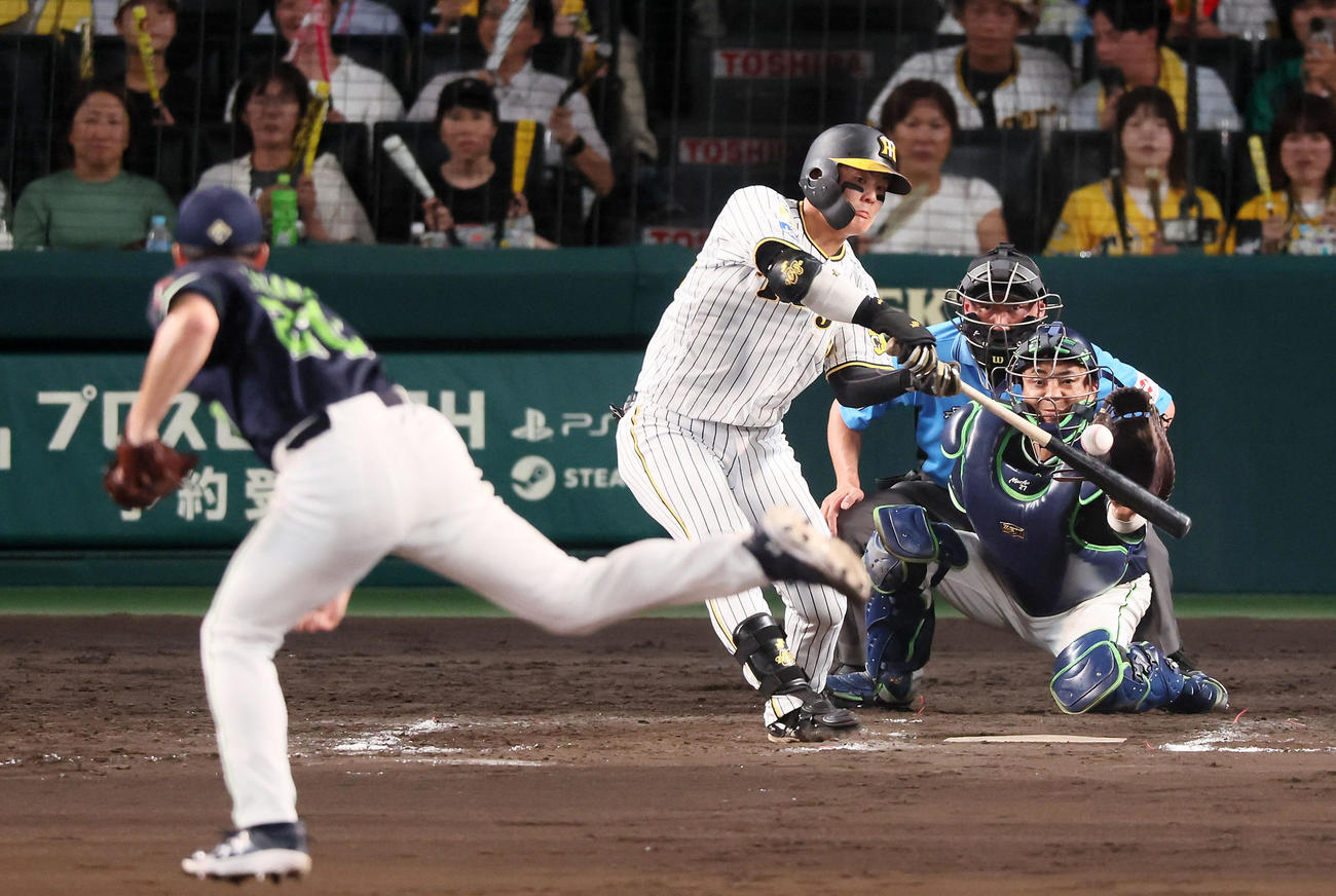 阪神対ヤクルト　8回裏阪神1死三塁、三振に倒れる前川。投手木沢（撮影・加藤哉）