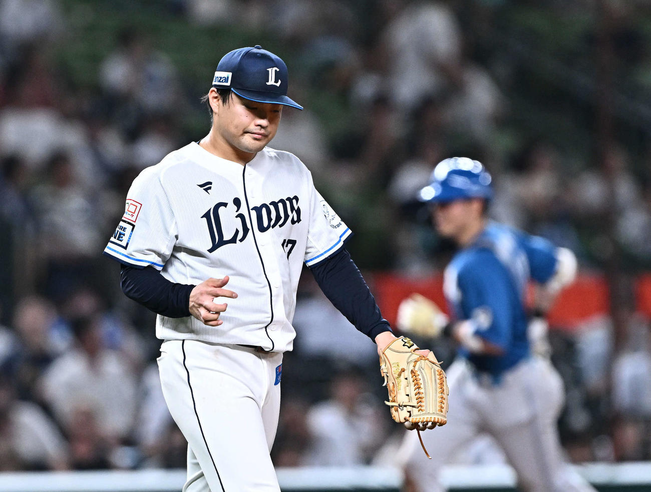 西武対日本ハム　10回表日本ハム2死二塁、清宮（後方）に2点本塁打を許す松本（撮影・滝沢徹郎）