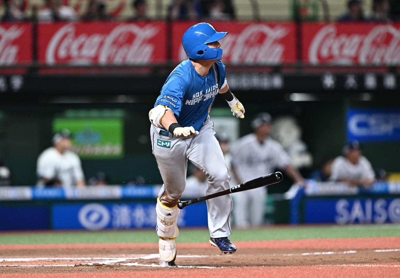 西武対日本ハム　10回表日本ハム2死二塁、清宮は中越え2点本塁打を放つ（撮影・滝沢徹郎）