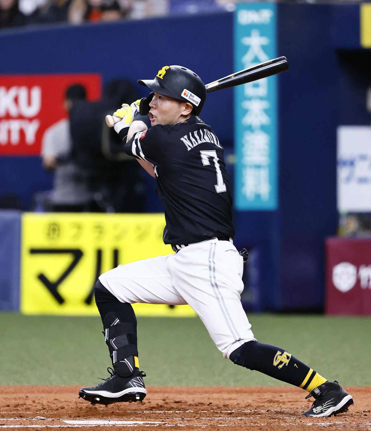 オリックス対ソフトバンク　2回表ソフトバンク2死、二塁打を放つ中村晃（撮影・藤尾明華）