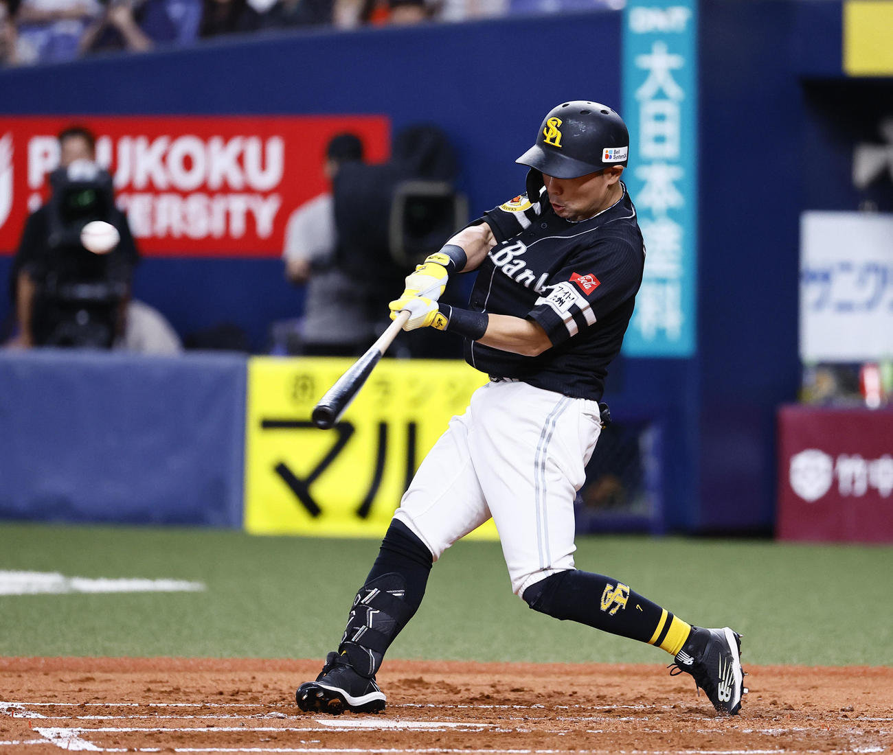 オリックス対ソフトバンク　2回表ソフトバンク2死、中村晃は左中間に二塁打を放つ（撮影・藤尾明華）