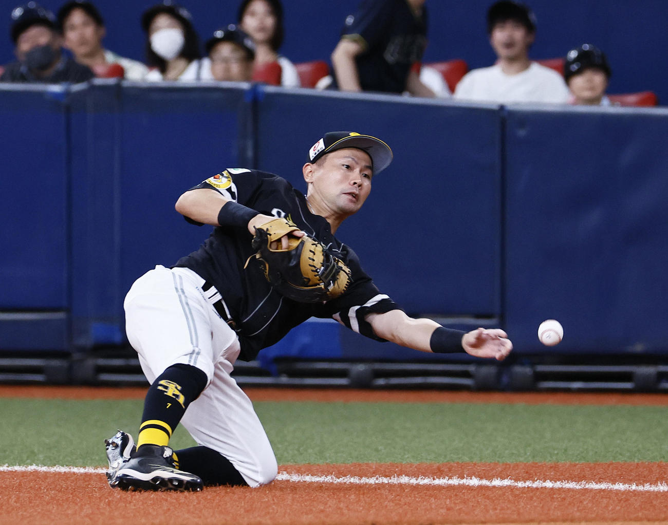 オリックス対ソフトバンク　1回裏オリックス無死、福田の一ゴロで好守を見せる中村晃（撮影・藤尾明華）