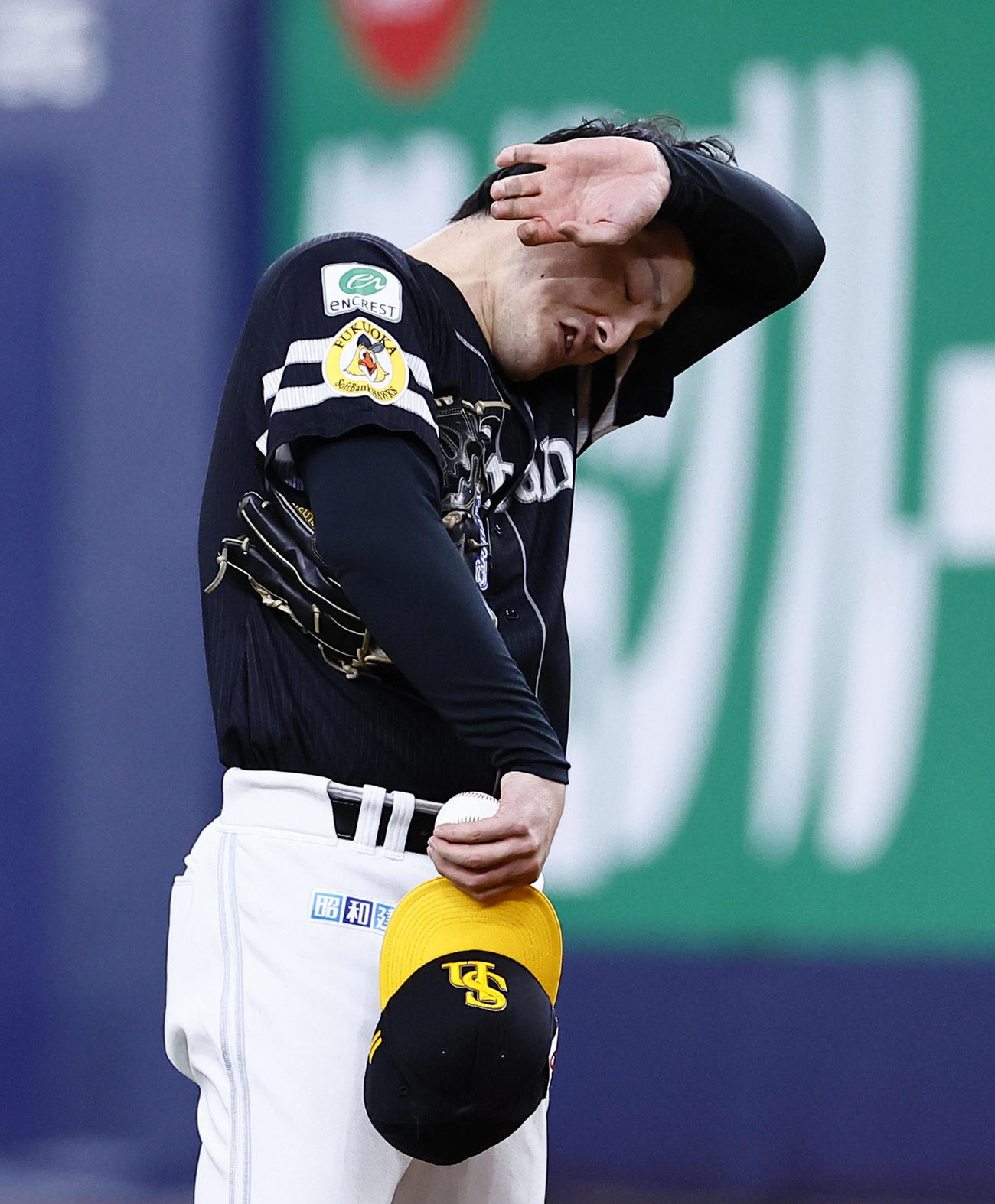 オリックス対ソフトバンク　6回裏オリックス2死一、二塁、汗を拭う有原（撮影・藤尾明華）