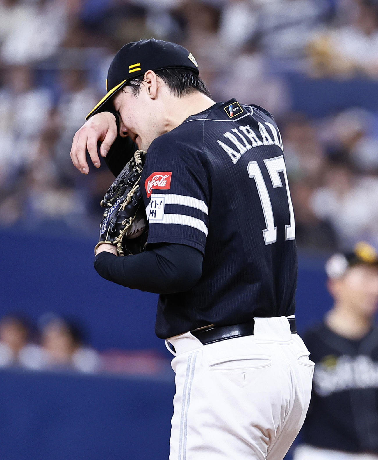 オリックス対ソフトバンク　3回裏オリックス2死二塁、暴投で走者を進め汗をぬぐう有原（撮影・藤尾明華）