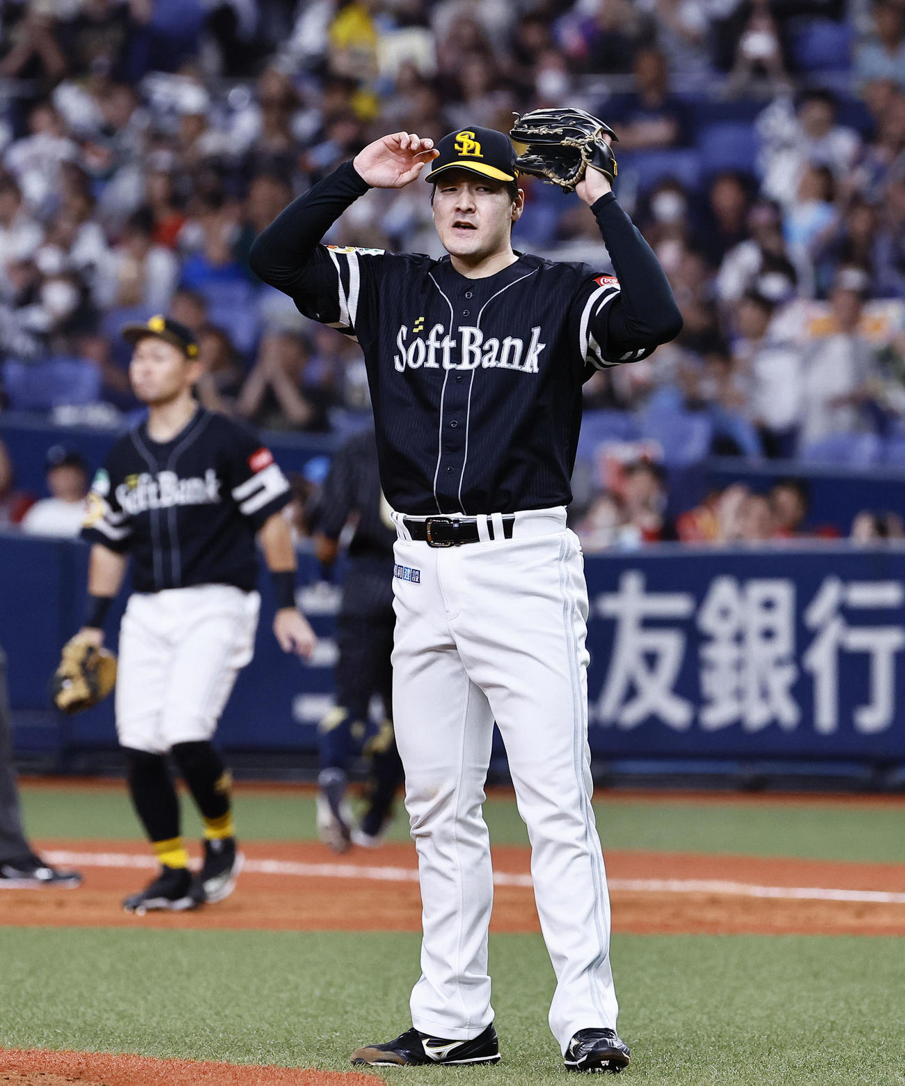 オリックス対ソフトバンク　6回裏オリックス無死、一、三塁、宗の遊ゴロで失点し、悔しそうにする有原（撮影・藤尾明華）