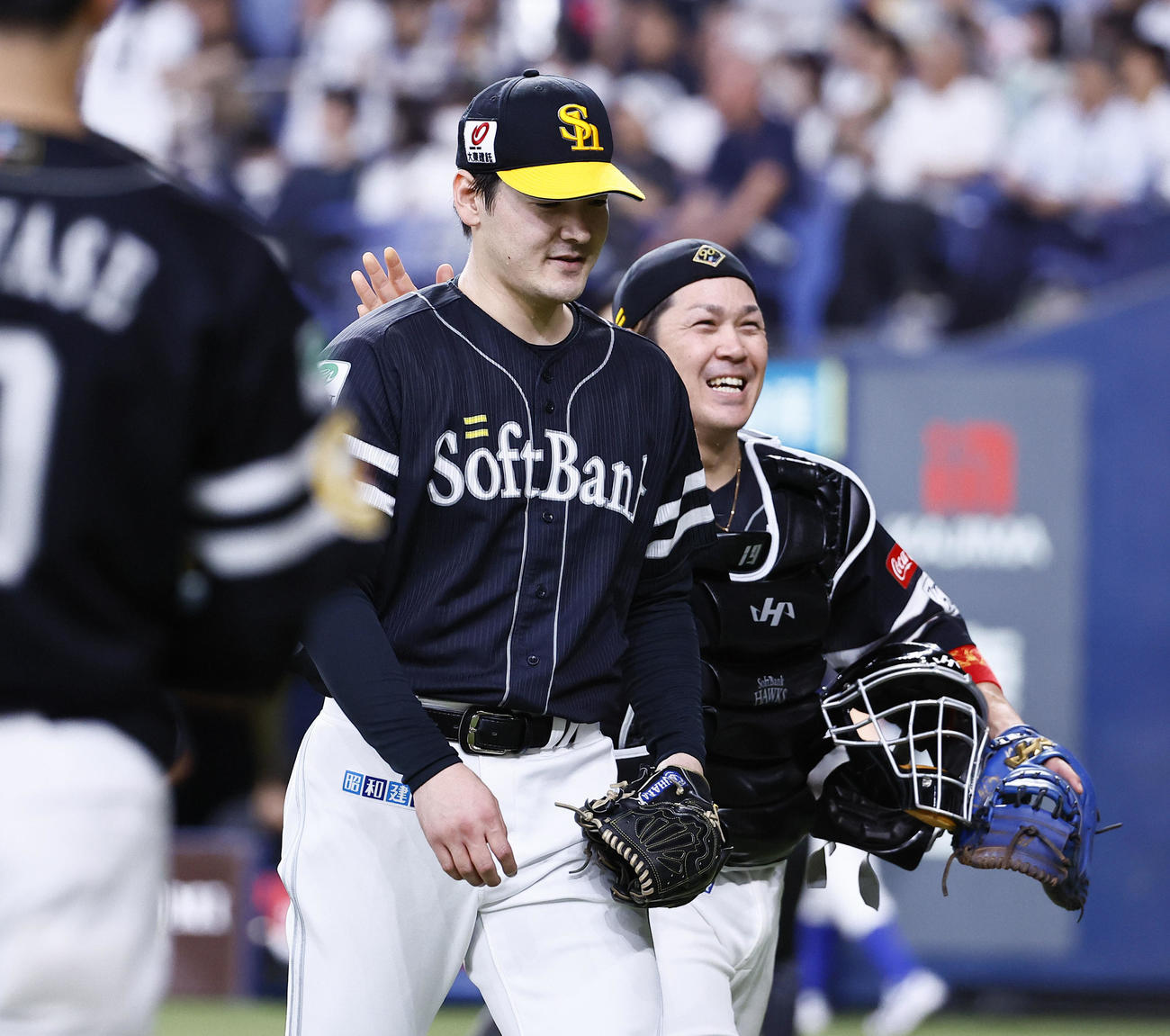 オリックス対ソフトバンク　6回を終えベンチに戻るソフトバンク有原（左）と甲斐（撮影・藤尾明華）