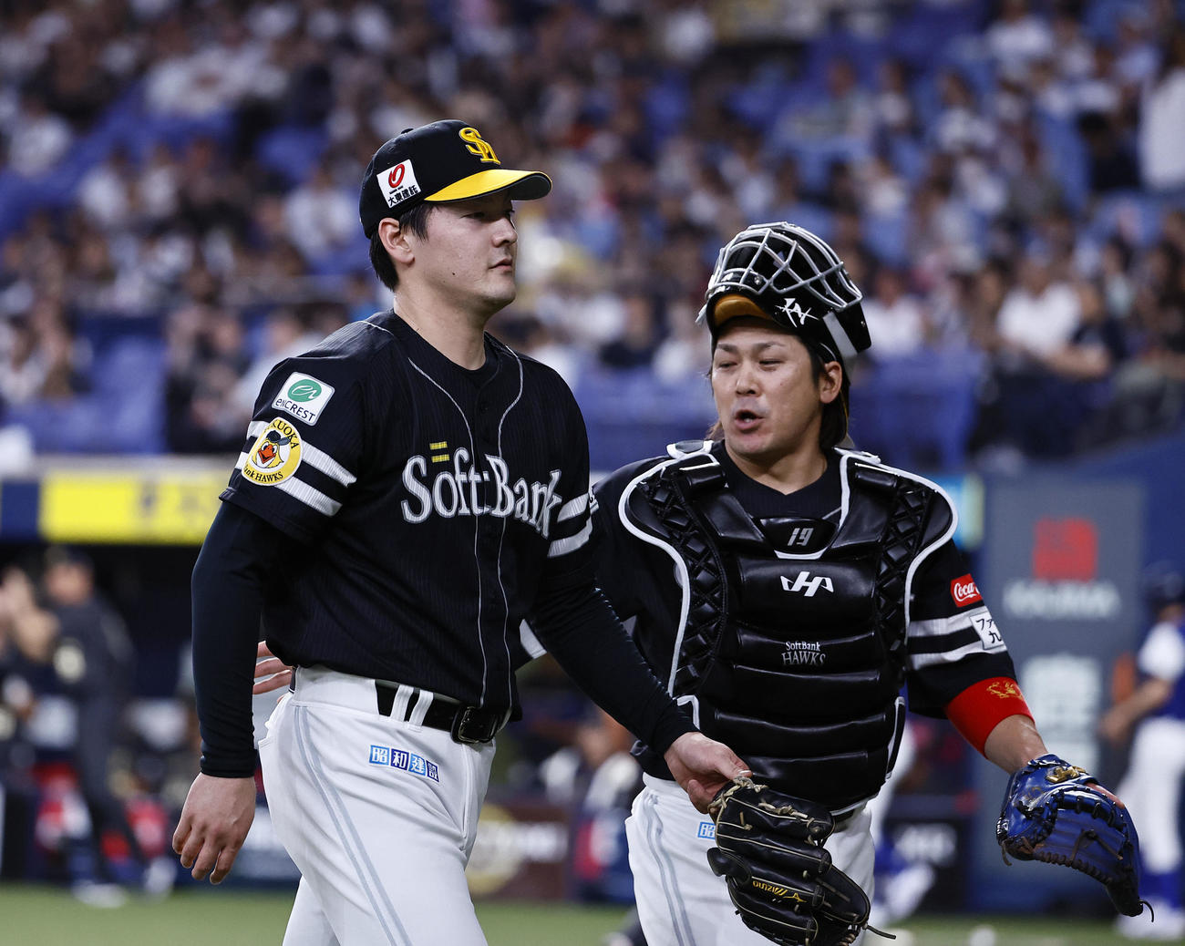 オリックス対ソフトバンク　1回を終えベンチに戻るソフトバンク有原（左）と甲斐（撮影・藤尾明華）