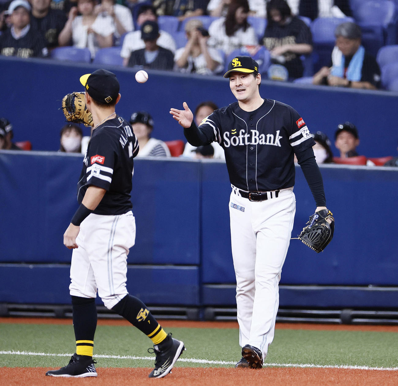 オリックス対ソフトバンク　1回裏オリックス無死、福田の一ゴロで中村晃（左）が好守、笑顔を見せる有原（右）（撮影・藤尾明華）