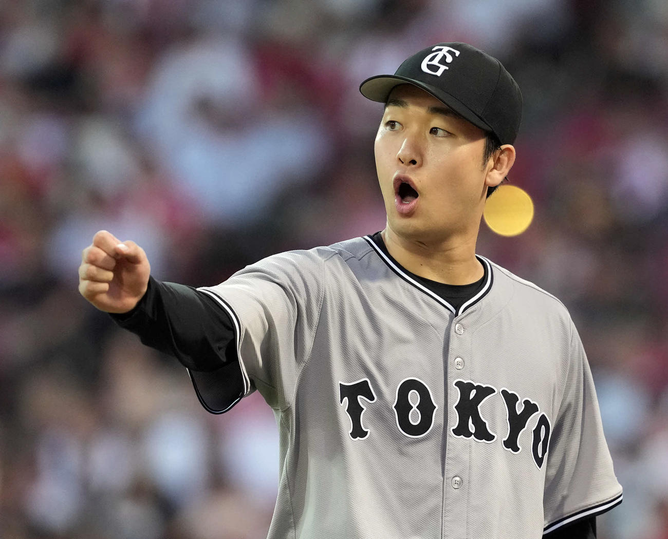 広島対巨人　4回表、ランナーを背負いながらも無失点に抑えた巨人の先発山崎伊（撮影・たえ見朱実）