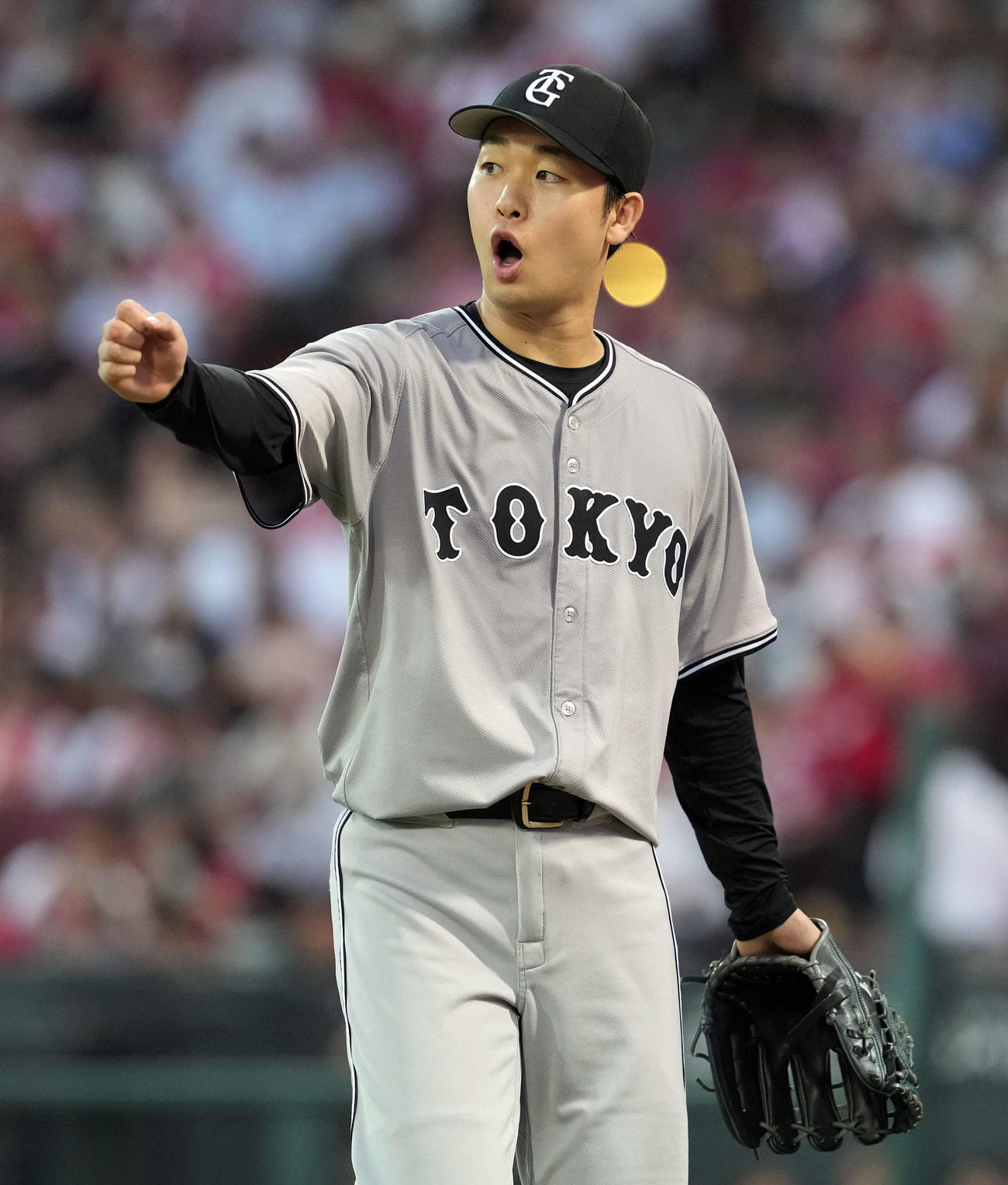 広島対巨人　4回表、ランナーを背負いながらも無失点に抑えた巨人の先発山崎伊（撮影・たえ見朱実）