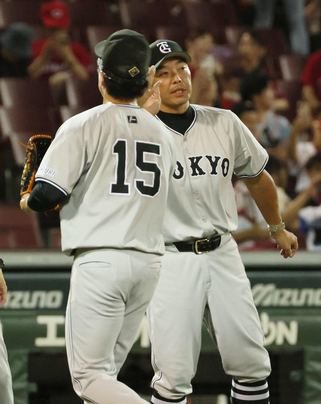 広島対巨人　大勢を迎える阿部監督（撮影・加藤孝規）