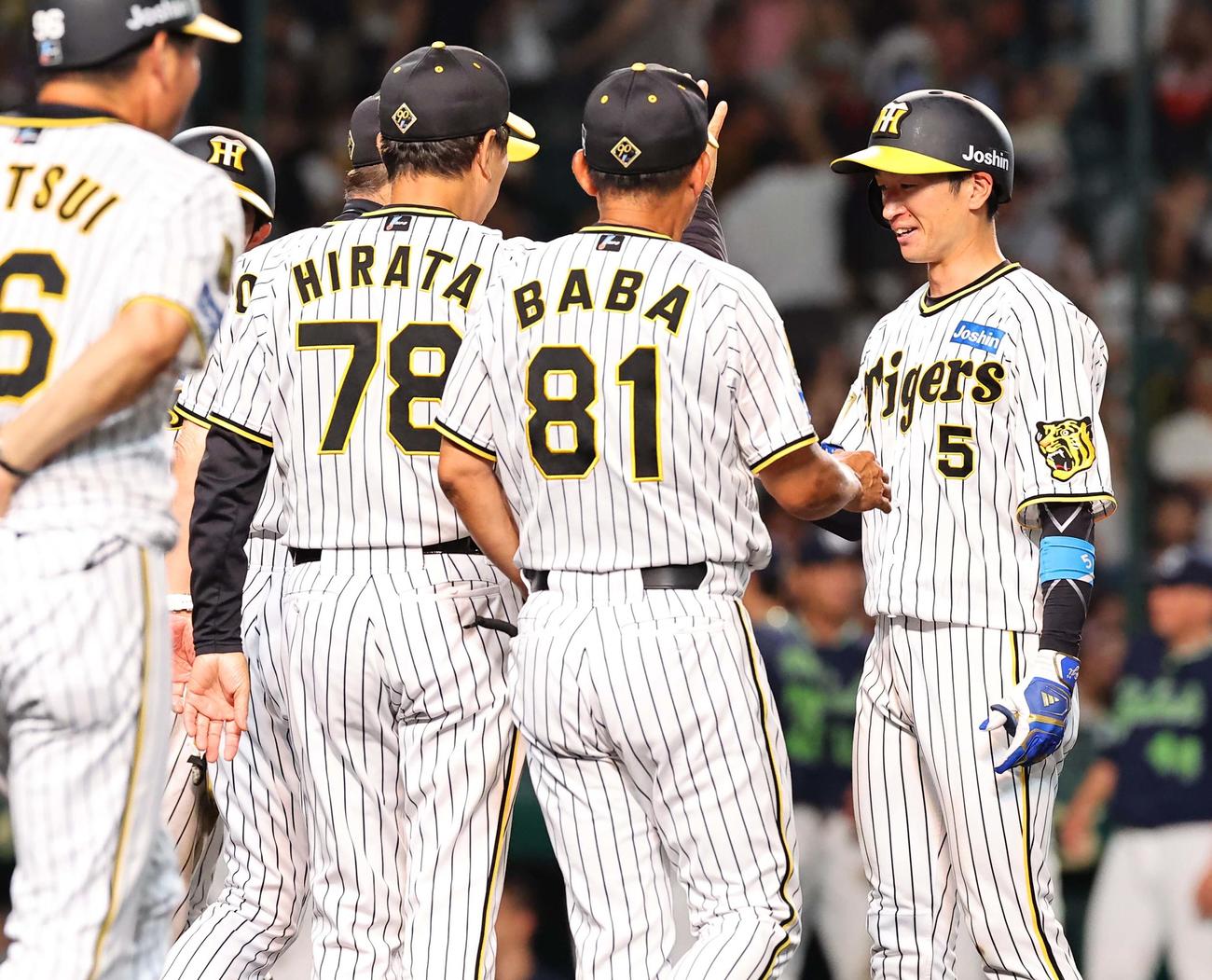 阪神対ヤクルト　サヨナラ安打を放った近本（右）は岡田彰布監督の出迎えを受ける（撮影・上田博志）