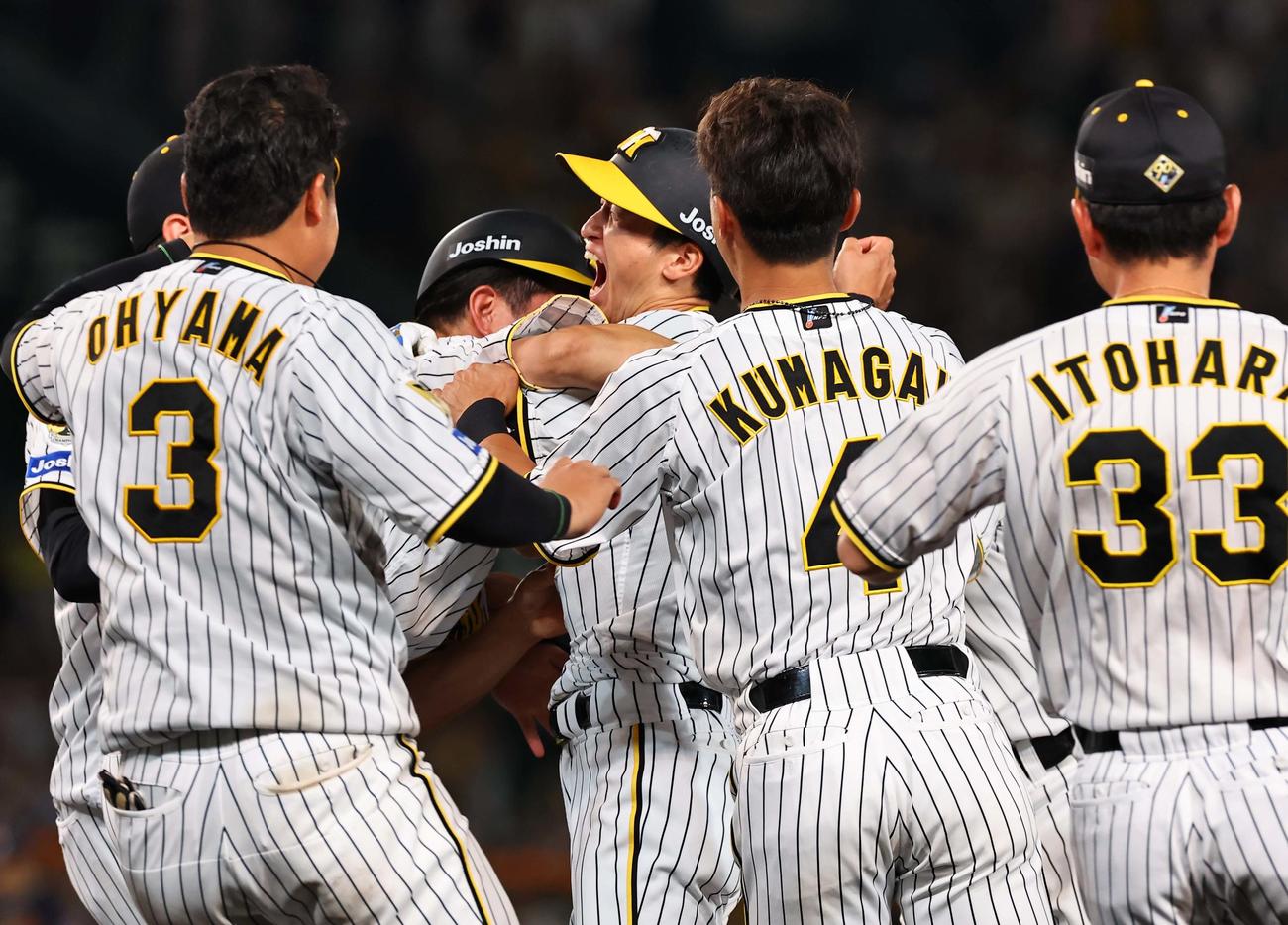 阪神対ヤクルト　9回裏阪神2死満塁、サヨナラ安打を放った近本（中央）はナインに囲まれ満面の笑顔を見せる（撮影・上田博志）