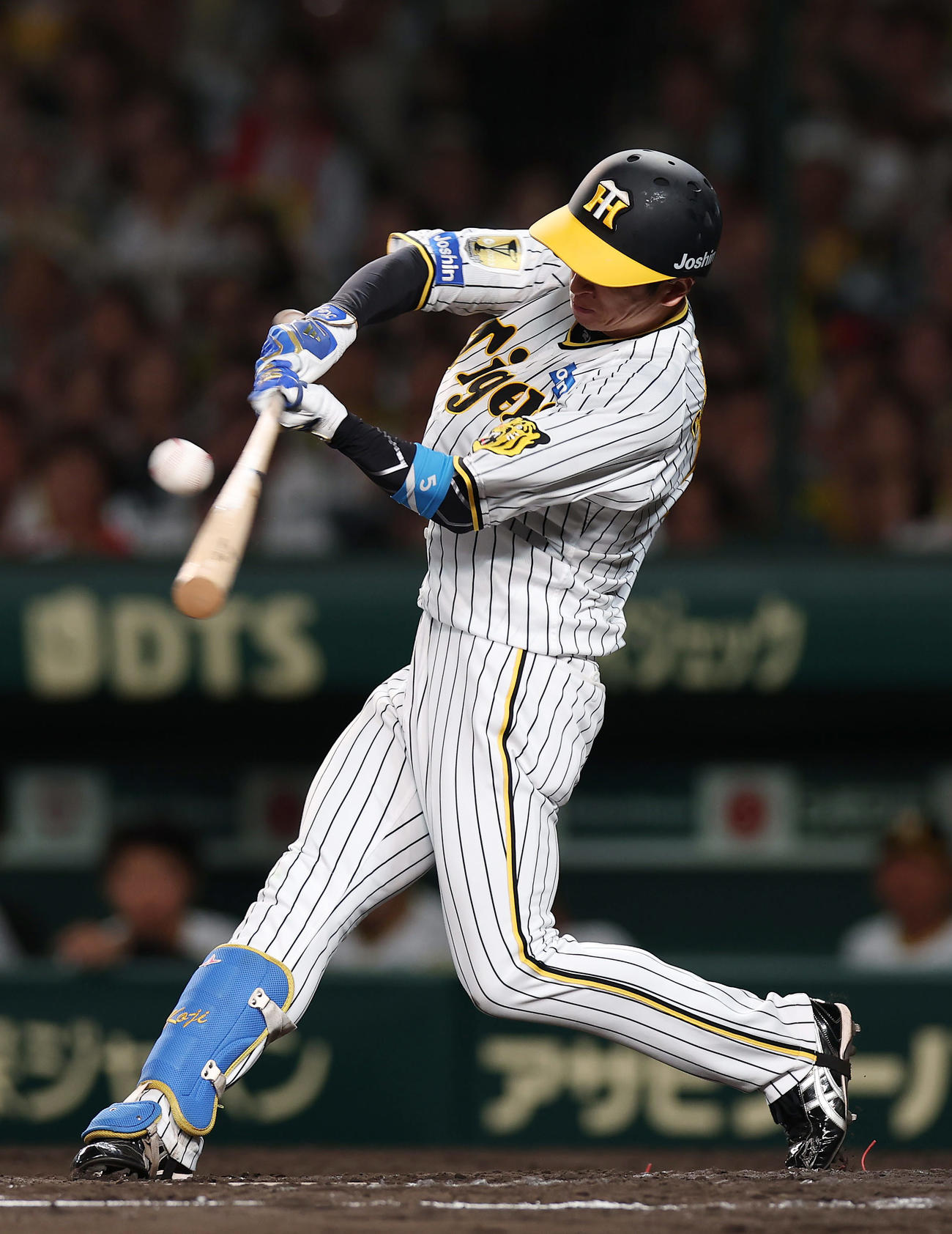 阪神対ヤクルト　9回裏阪神2死満塁、右前に逆転サヨナラ2点適時打を放つ近本（撮影・前田充）