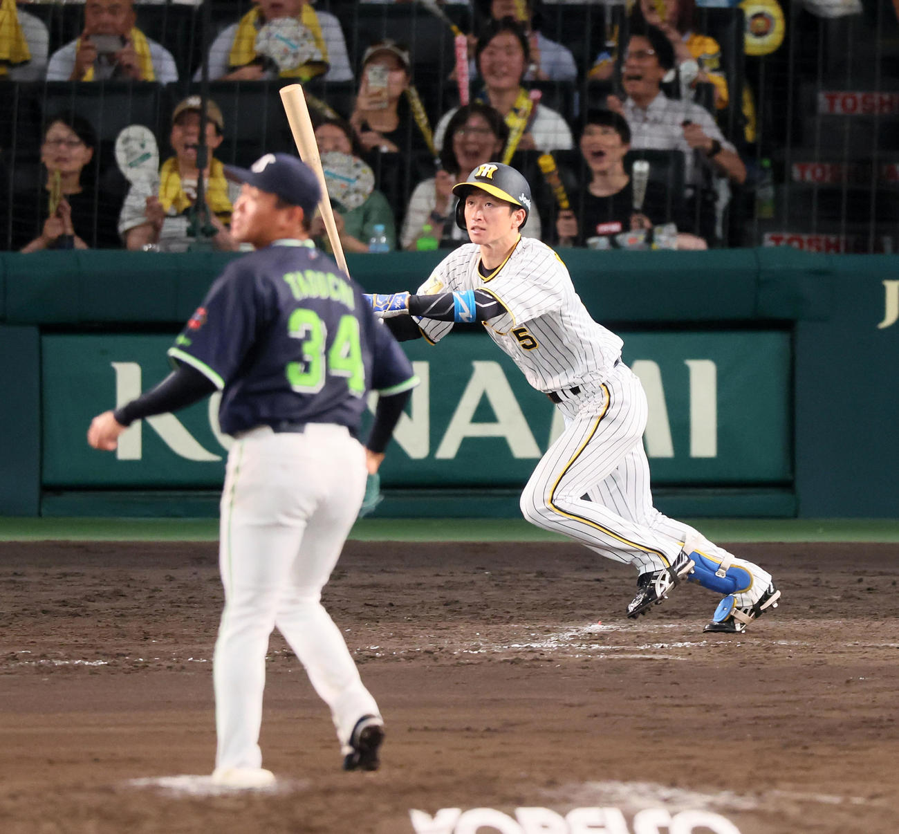阪神対ヤクルト　9回裏阪神2死満塁、近本は右前に適時打を放ちサヨナラ勝ちとなる。投手田口（撮影・加藤哉）