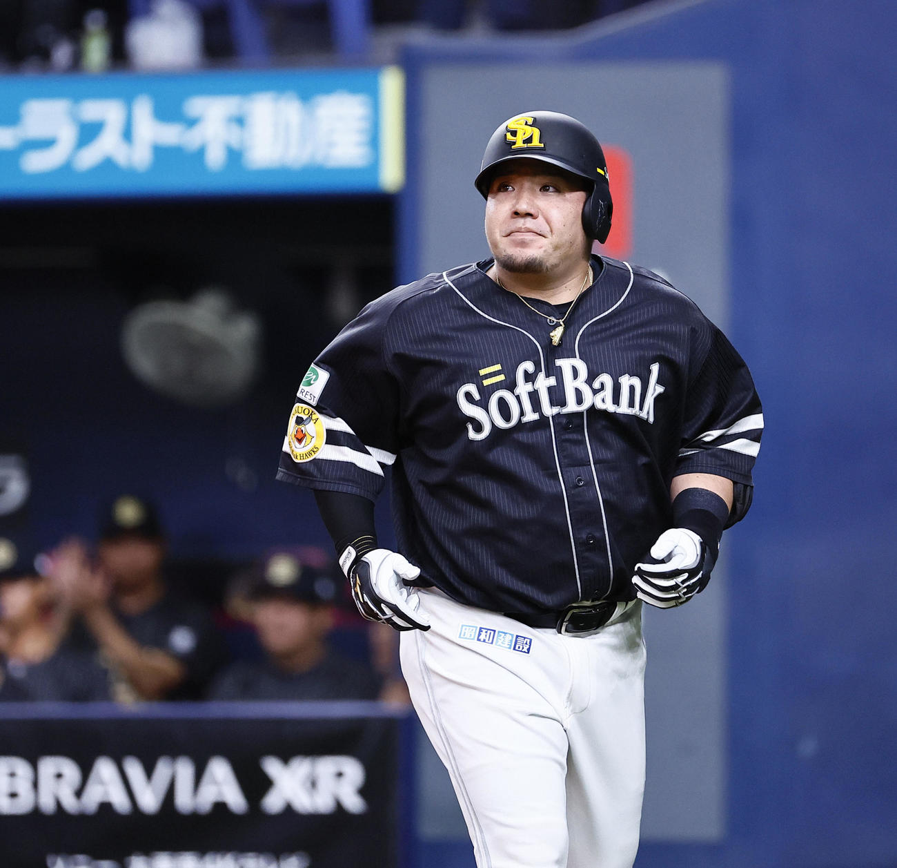 オリックス対ソフトバンク　4回表ソフトバンク無死一塁、三ゴロ併殺に倒れベンチに戻る山川（撮影・藤尾明華）