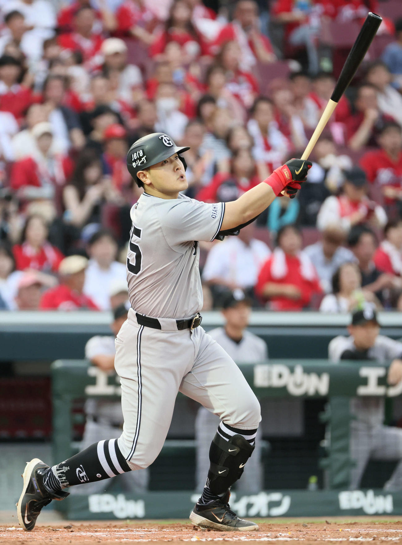 広島対巨人　4回表巨人1死一、二塁、岡本和は逆転の右越え3点本塁打を放つ（撮影・加藤孝規）