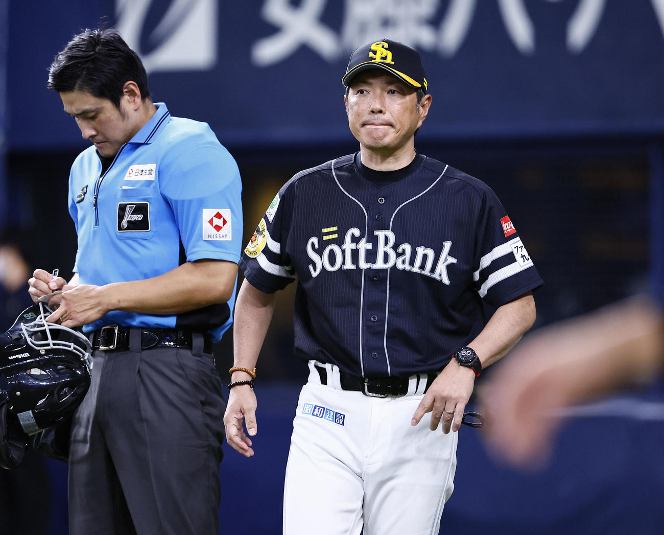 オリックス対ソフトバンク　8回、交代を告げるソフトバンク小久保監督（撮影・藤尾明華）