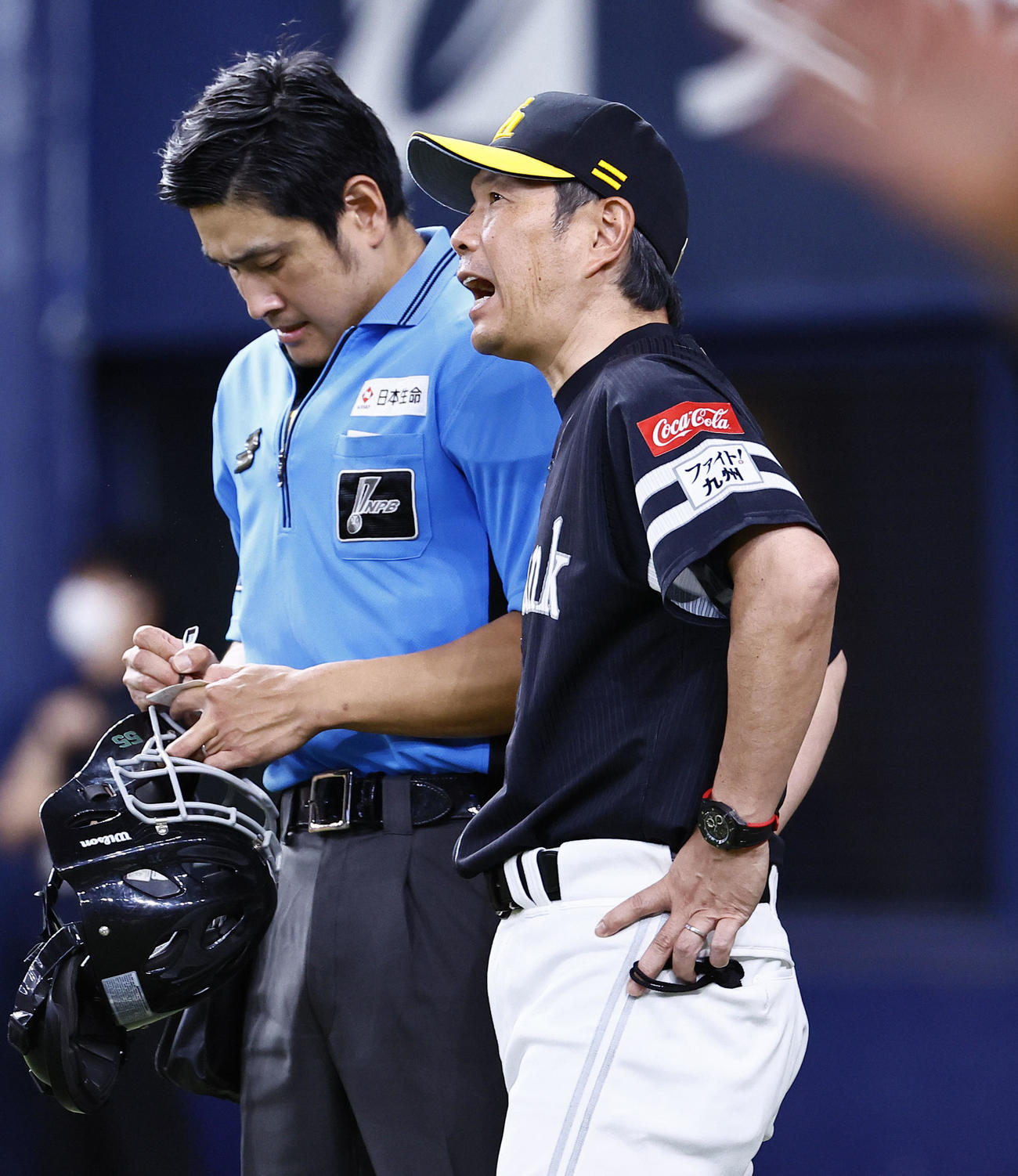 オリックス対ソフトバンク　8回、交代を告げるソフトバンク小久保監督（撮影・藤尾明華）
