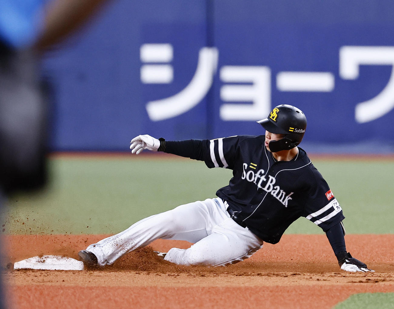オリックス対ソフトバンク　3回表ソフトバンク1死、広瀬は左中間に二塁打を放ち滑り込む（撮影・藤尾明華）