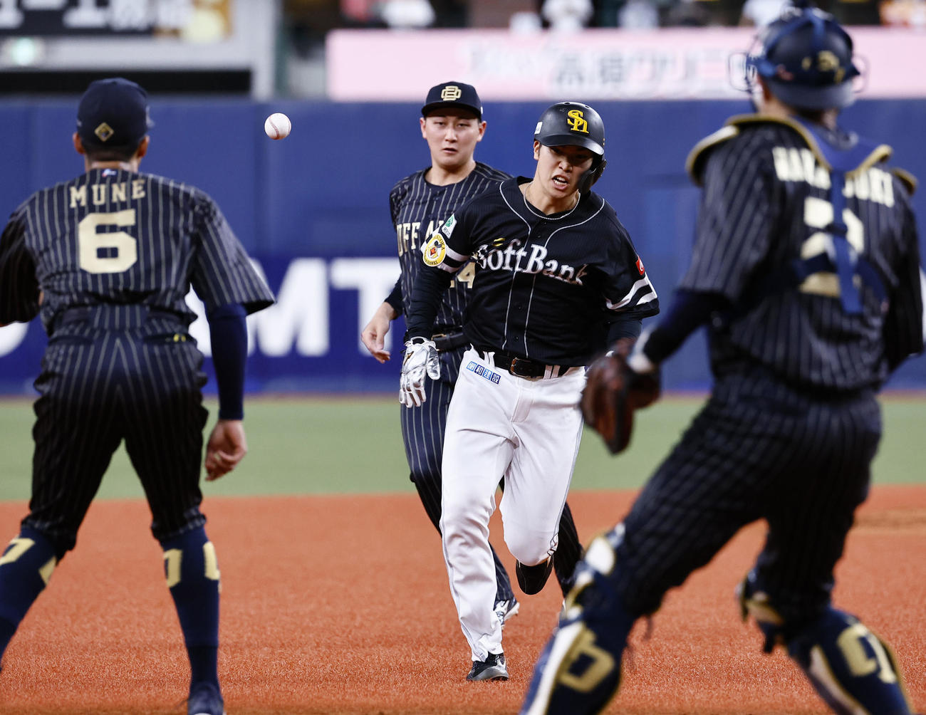 オリックス対ソフトバンク　3回表ソフトバンク1死二塁、周東の投ゴロで二、三塁間に挟まれタッチアウトになる二走広瀬（右から2人目）（撮影・藤尾明華）