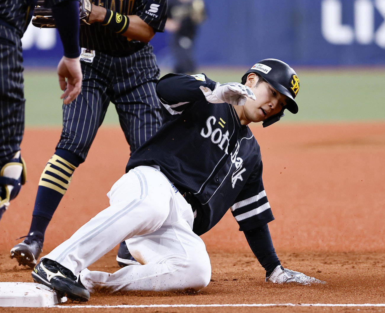 オリックス対ソフトバンク　3回表ソフトバンク1死二塁、周東の投ゴロで二、三塁間に挟まれタッチアウトになる二走広瀬（撮影・藤尾明華）