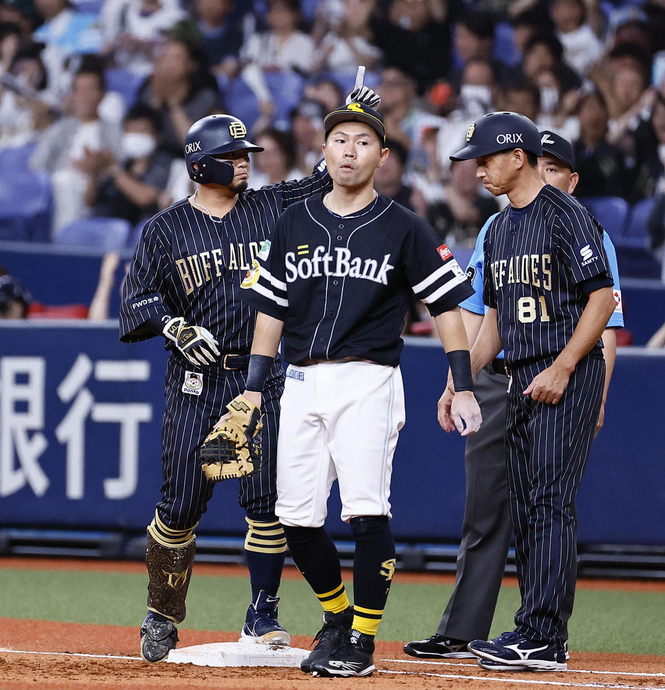 オリックス対ソフトバンク　1回裏オリックス2死三塁、森は中前に先制の適時打を放ちポーズをとる（撮影・藤尾明華）