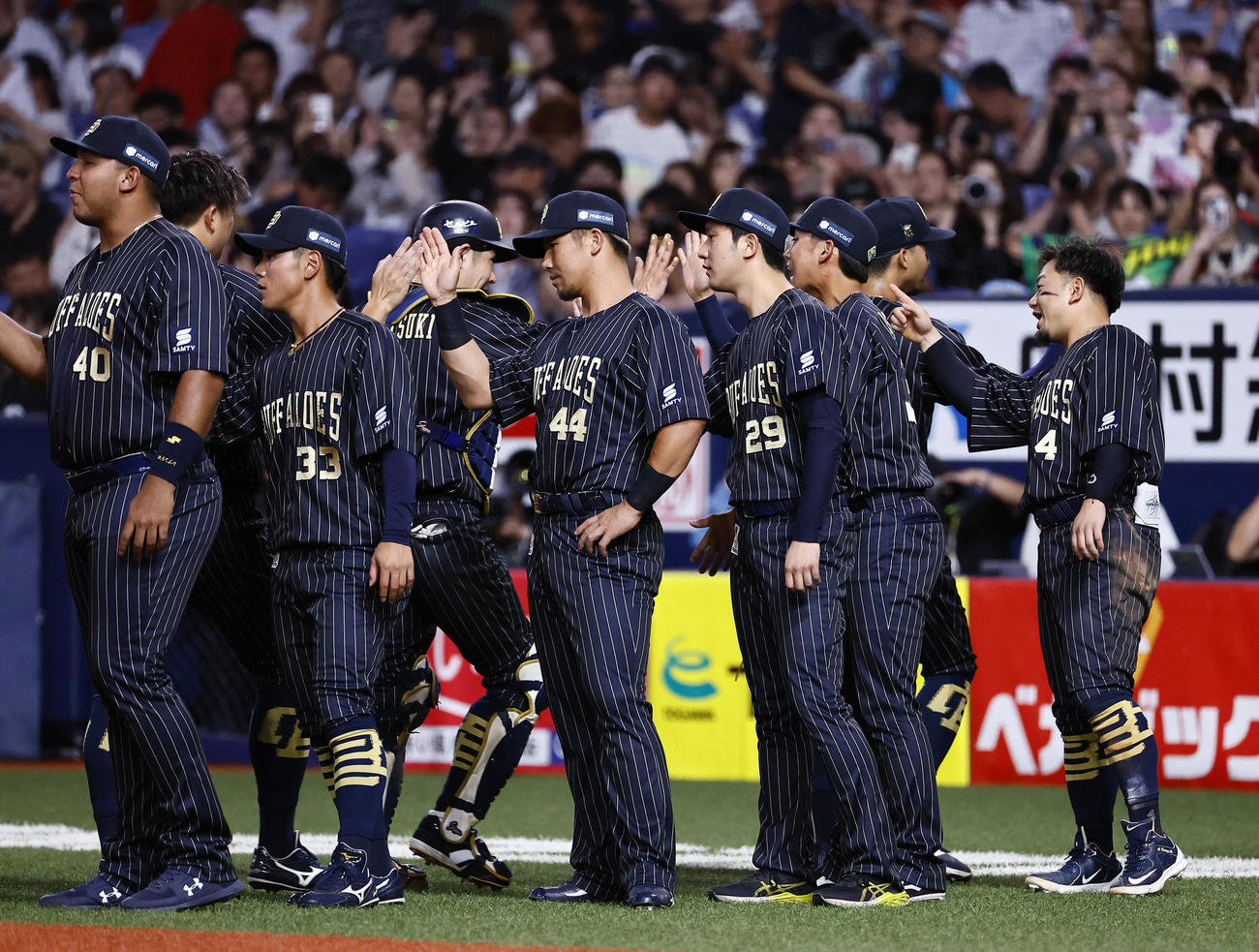 オリックス対ソフトバンク　ソフトバンクに勝利し、ナインを出迎えるオリックス森（右端）、田嶋（右から4人目）（撮影・藤尾明華）