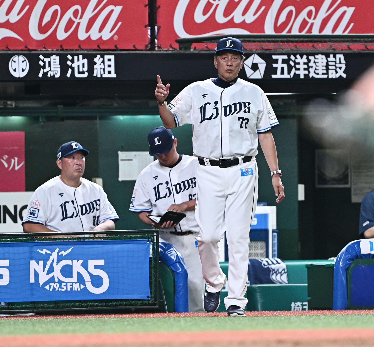 西武対日本ハム　5回裏西武2死、野村大が一塁を踏まずに走塁死となり審判に確認に向かう渡辺GM兼監督代行（撮影・滝沢徹郎）