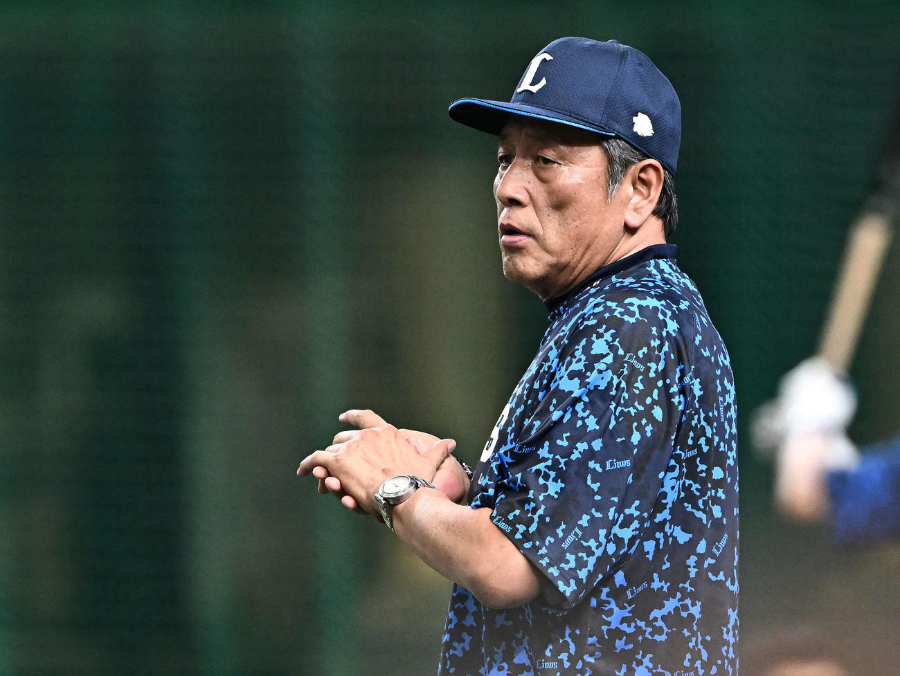 西武対日本ハム　試合前練習を見守る西武渡辺GM兼監督代行（撮影・滝沢徹郎）