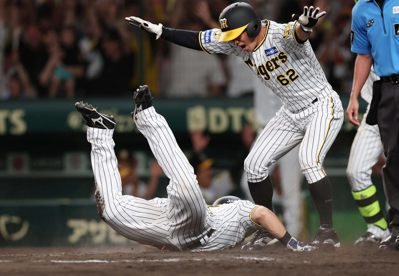 阪神対ヤクルト　9回裏阪神2死満塁、近本の右前2点適時打でサヨナラの生還を果たす二走原口。右は三走植田（撮影・前田充）