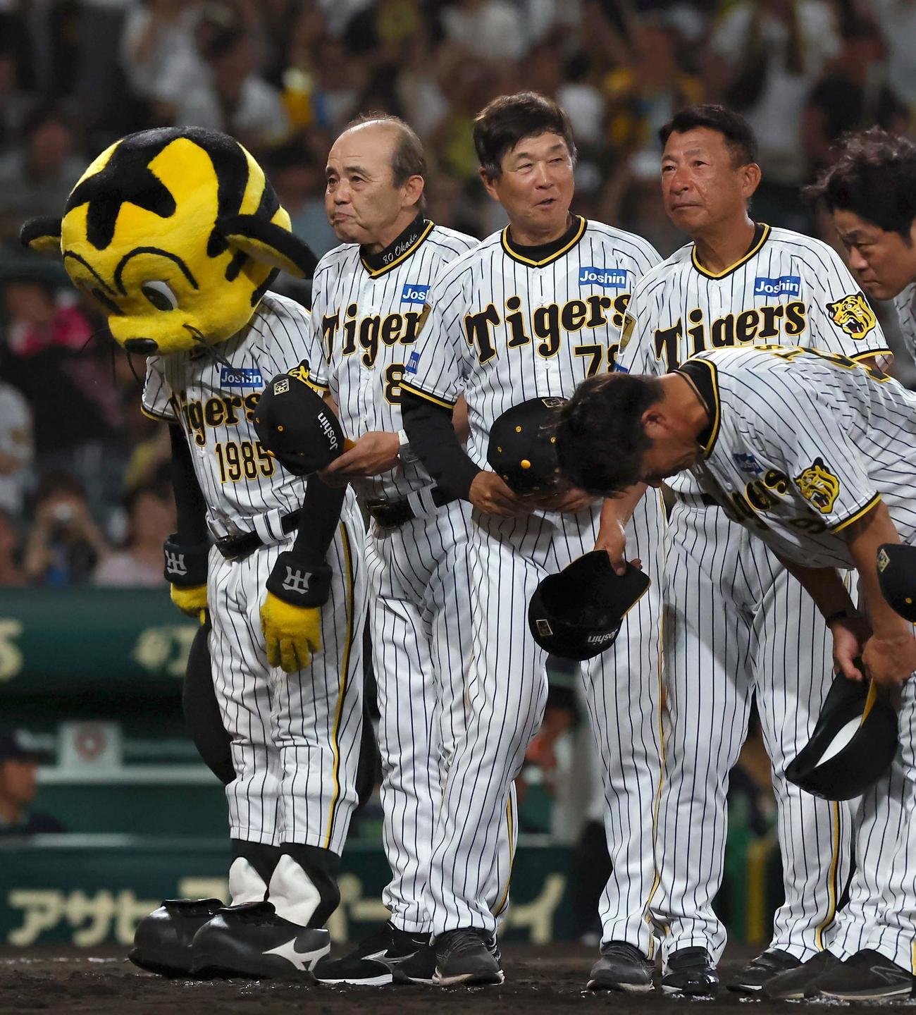 阪神対ヤクルト　サヨナラ勝利した岡田監督（左から2人目）はファンにあいさつをする（撮影・上田博志）