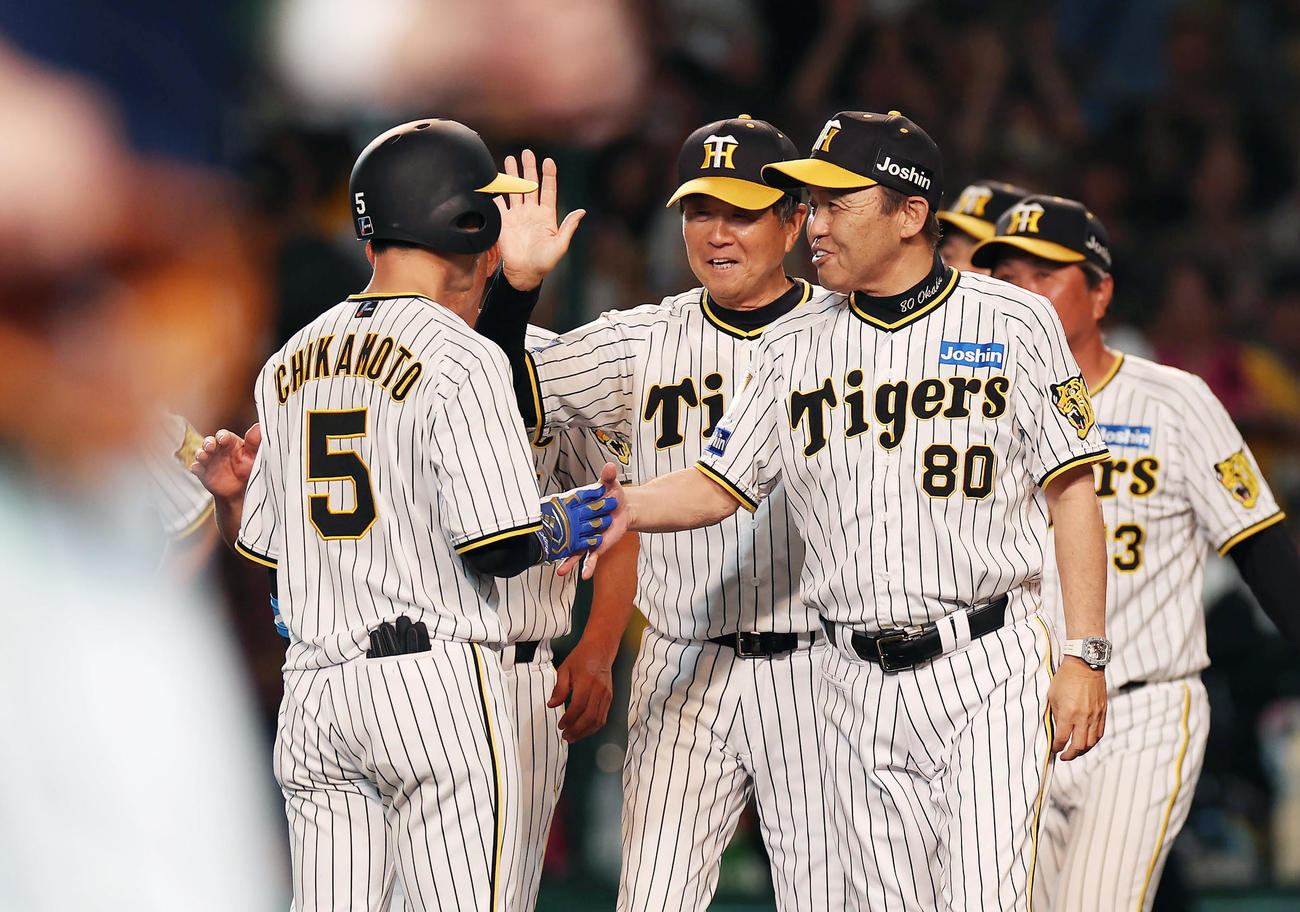 阪神対ヤクルト　ヤクルトにサヨナラ勝ちし、殊勲打を放った近本（左）と握手する岡田監督。中央は平田ヘッドコーチ（撮影・前田充）