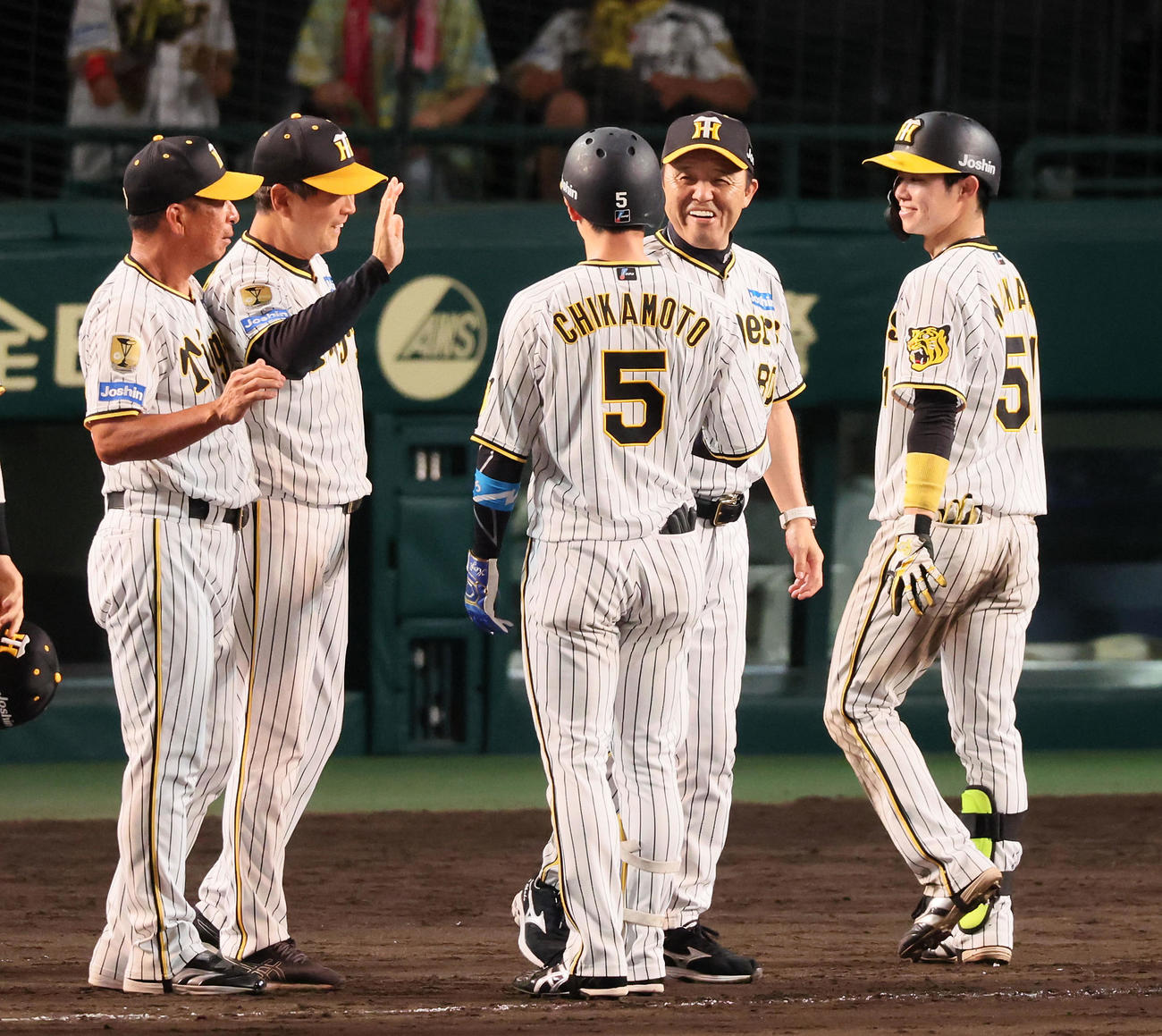 阪神対ヤクルト　9回裏阪神2死満塁、近本（背中）がサヨナラ右適時打を放ってサヨナラ勝ちとなり笑顔で握手する岡田監督（撮影・加藤哉）
