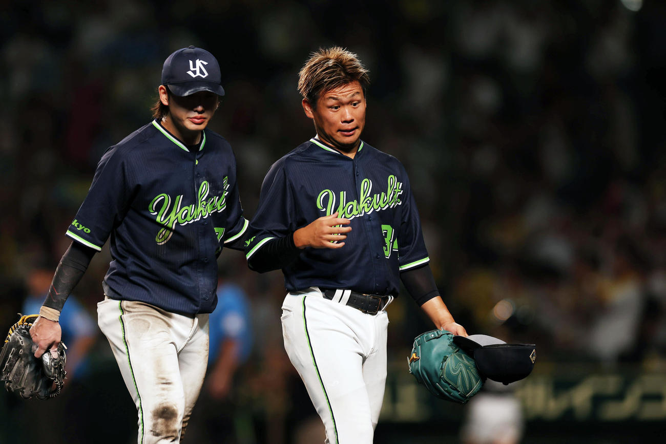 阪神対ヤクルト　9回裏阪神2死満塁、近本に逆転2点適時打を浴びサヨナラ負けを喫し、悔しそうに引き揚げるヤクルト長岡（左）と田口（撮影・前田充）