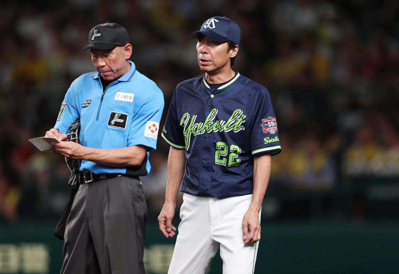 阪神対ヤクルト　7回表を終え、選手交代を告げるヤクルト高津監督（撮影・前田充）