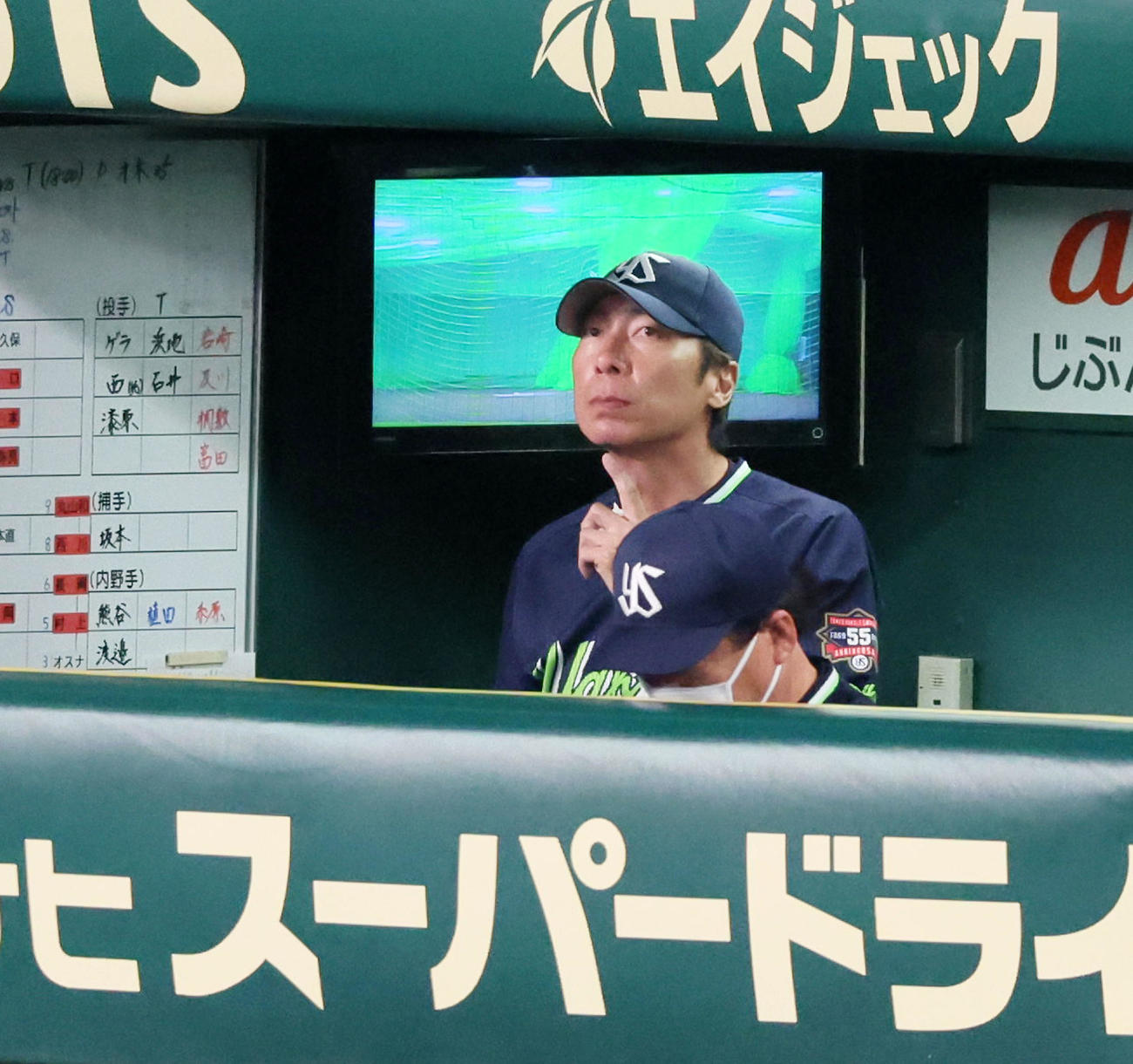 阪神対ヤクルト　6回表、ベンチから戦況を見つめる高津監督（撮影・加藤哉）