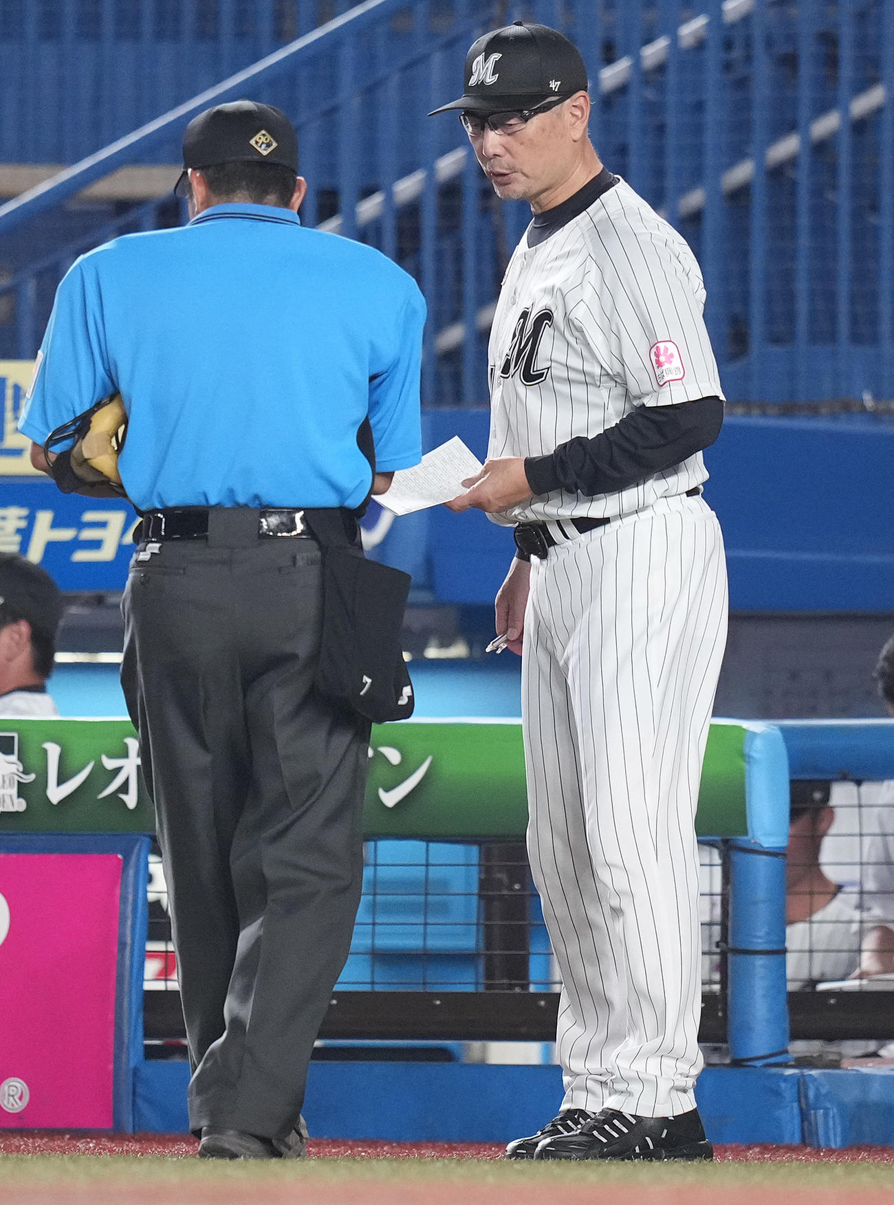 ロッテ対楽天　8回表の選手交代を告げるロッテ吉井監督（右）（撮影・鈴木みどり）