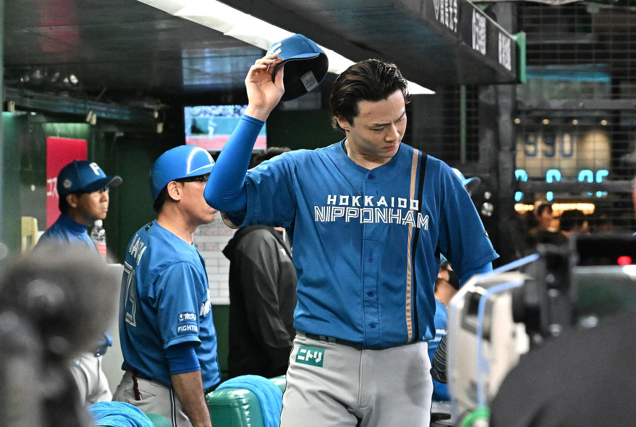西武対日本ハム　7回表、降板しベンチで浮かない表情の日本ハム先発の山崎福（撮影・滝沢徹郎）