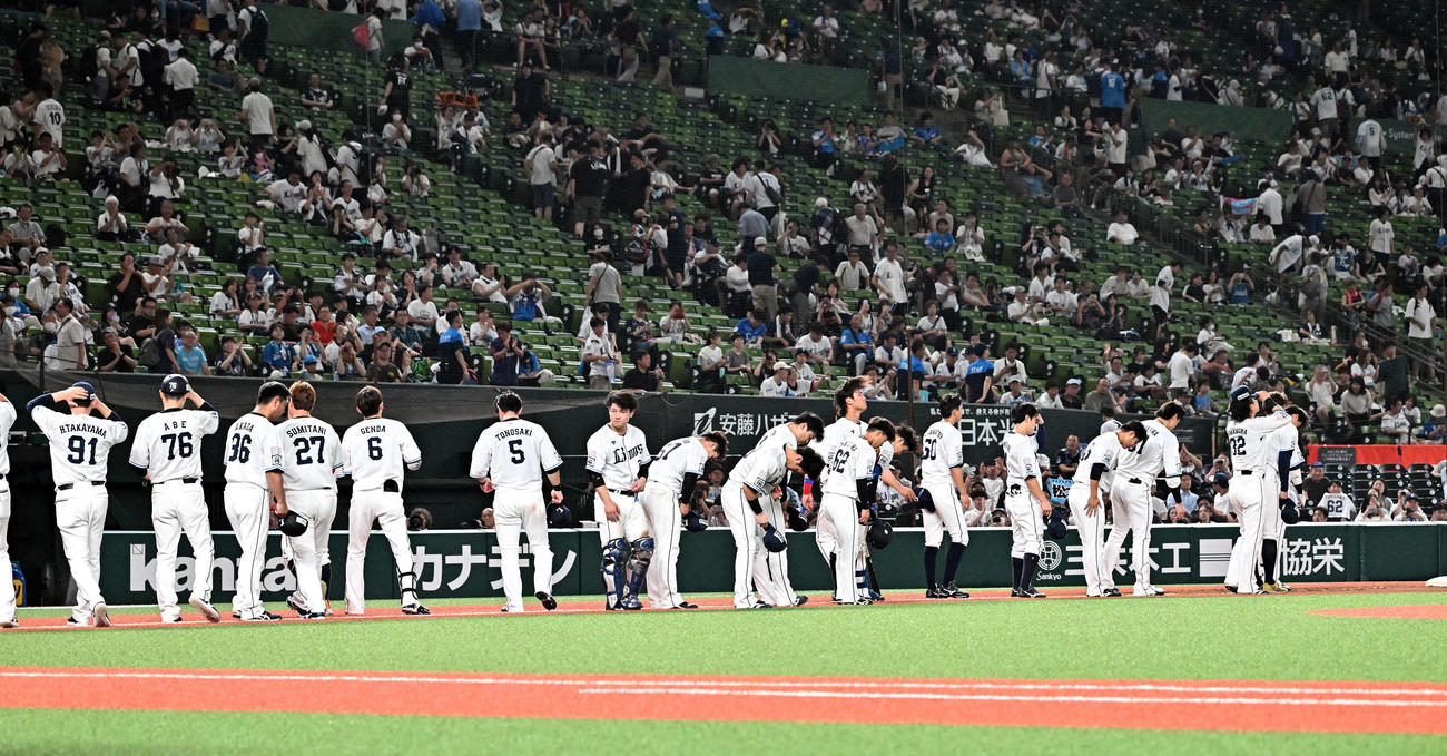西武対日本ハム　試合に敗れファンにあいさつする西武の選手たち（撮影・滝沢徹郎）