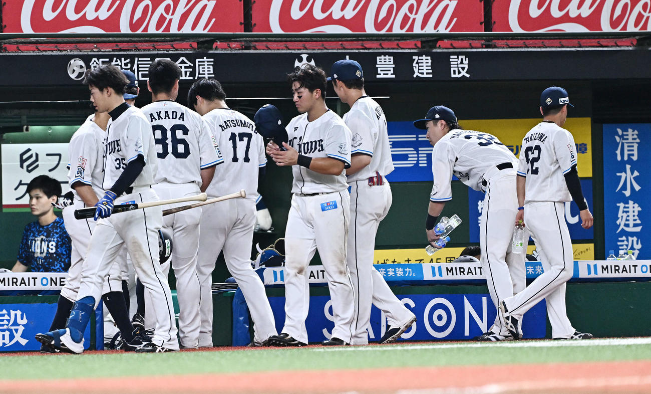 西武対日本ハム　試合に敗れ引き揚げる西武の選手たち（撮影・滝沢徹郎）