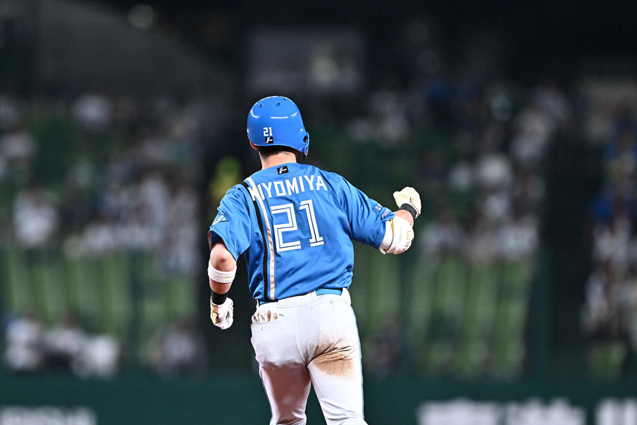 西武対日本ハム　10回表日本ハム2死二塁、中越え2点本塁打を放った清宮はガッツポーズする（撮影・滝沢徹郎）