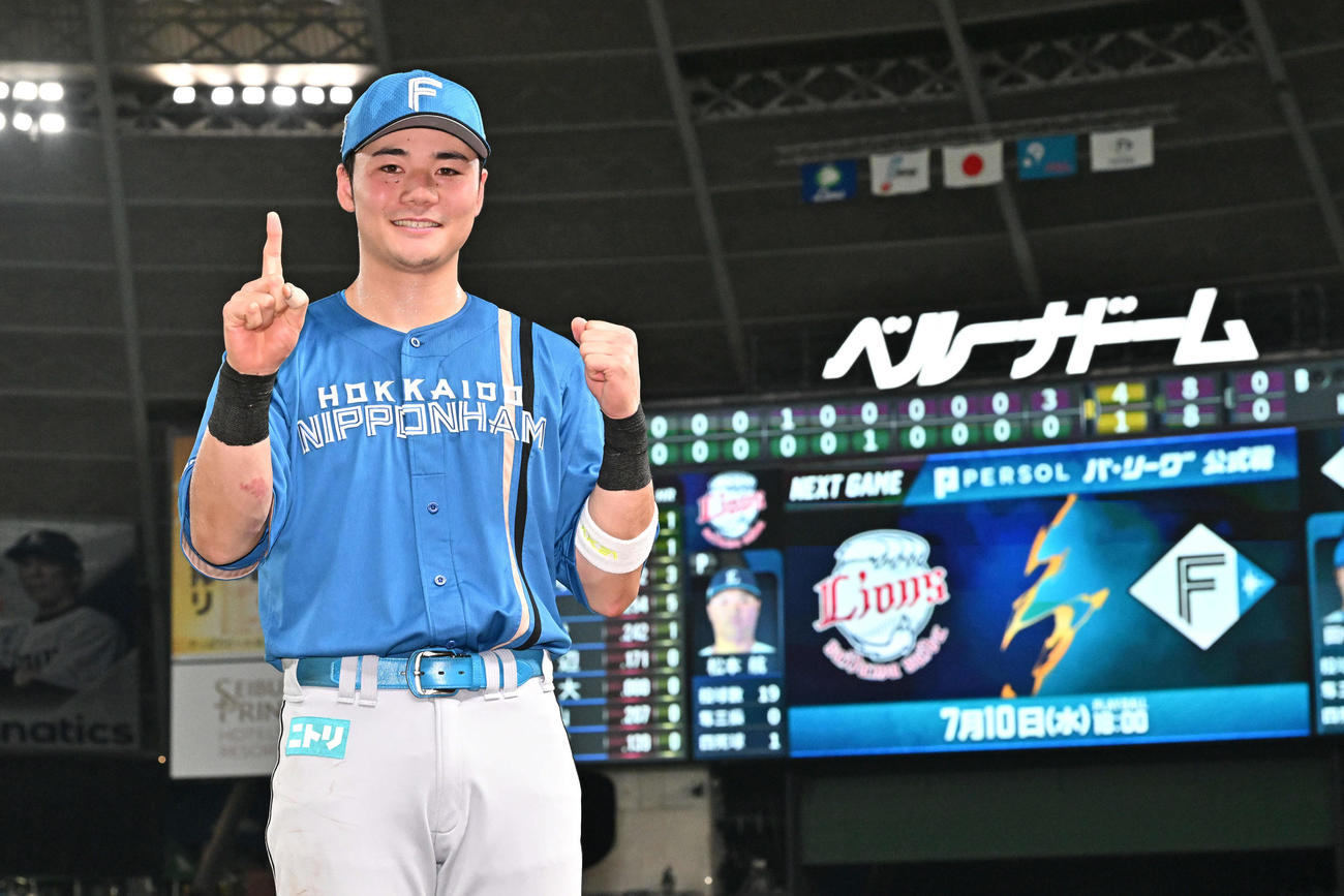 西武対日本ハム　試合後、今季1号の2点本塁打を放った日本ハム清宮は「1」のポーズを決める（撮影・滝沢徹郎）