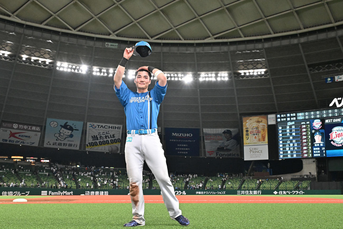 西武対日本ハム　ヒーローインタビューを終えファンに手を振る日本ハム清宮（撮影・滝沢徹郎）