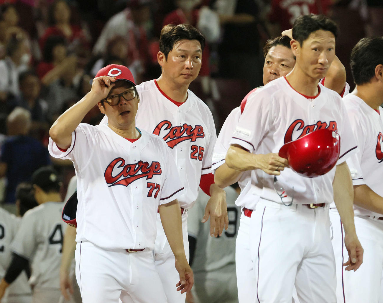 広島対巨人　敗れた新井監督（左から2人目）。左は藤井ヘッドコーチ。右手前は赤松コーチ（撮影・加藤孝規）