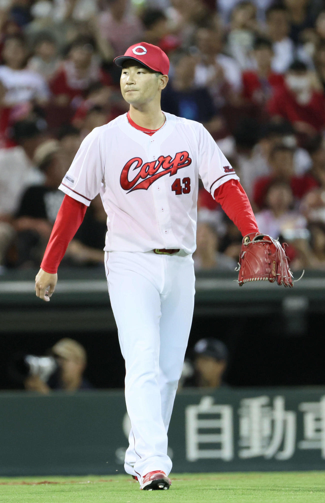 広島対巨人　8回表巨人1死二、三塁、岡本和に勝ち越しの右犠飛を浴びた広島2番手の島内（撮影・加藤孝規）