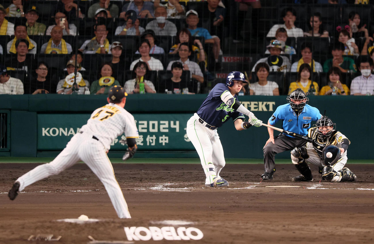 阪神対ヤクルト　8回表ヤクルト2死一塁、村上は三振に倒れる。投手桐敷（撮影・加藤哉）