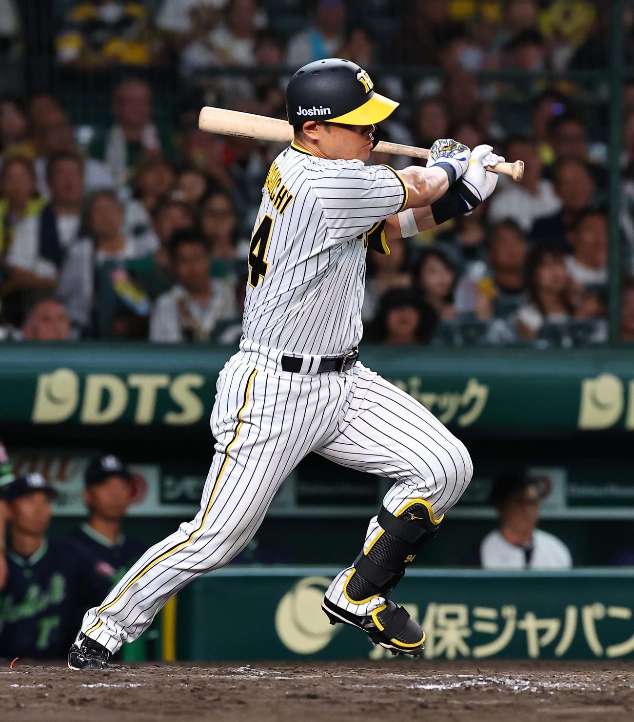 阪神対ヤクルト　9回裏阪神2死一塁、原口は左前打を放つ（撮影・上田博志）